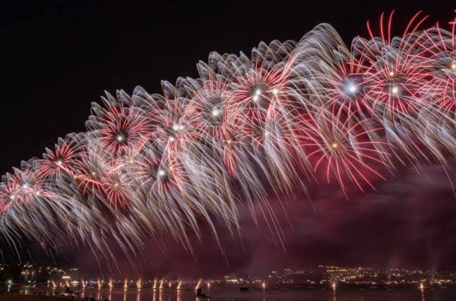 العرض الناري لمهرجان Fete du Lac فوق بحيرة أنسي