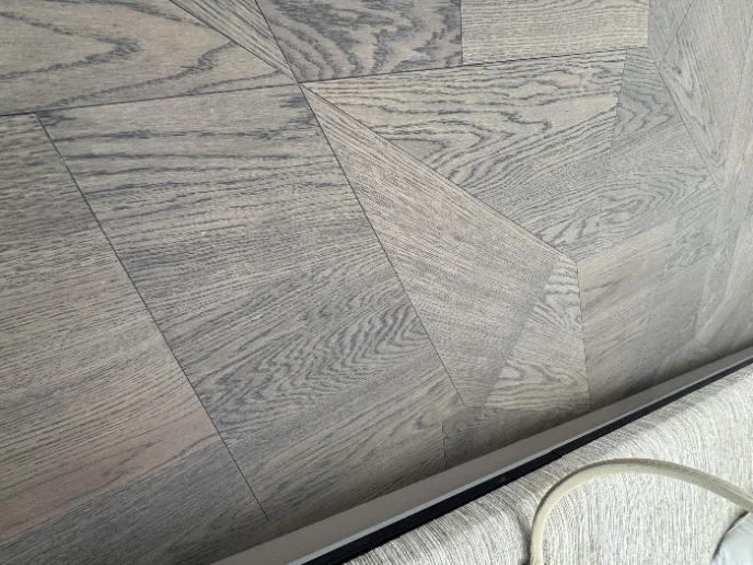 Interior da penthouse, com vista para o lago através dos envidraçados de pé-direito completo